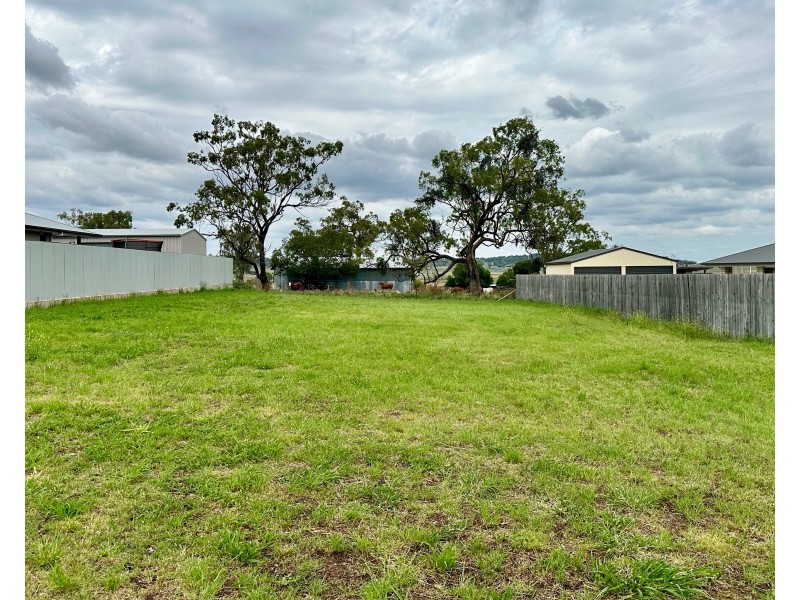 11 Leyden Drive, Oakey QLD 4401