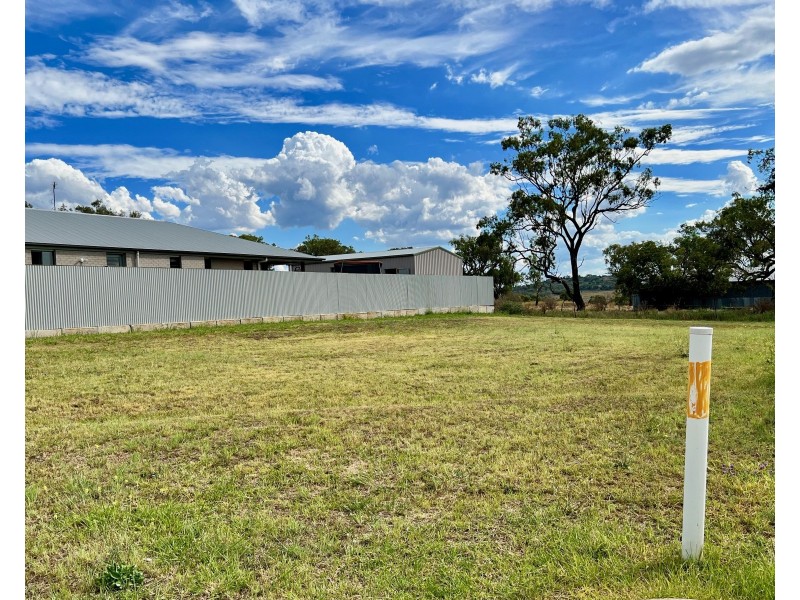 11 Leyden Drive, Oakey QLD 4401