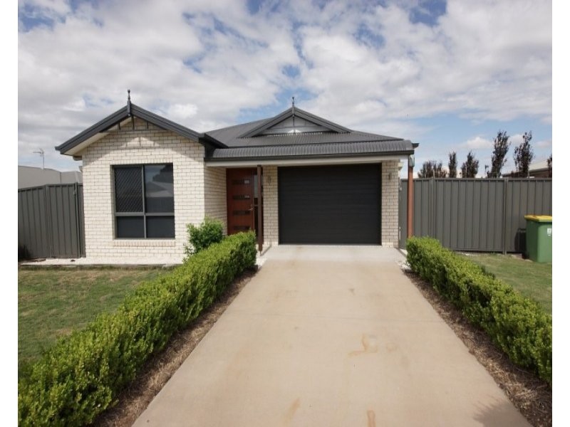 35 Murray Street, Oakey QLD 4401