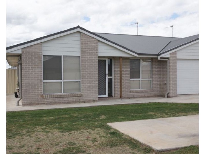 1/2 Debbie Court, Oakey QLD 4401