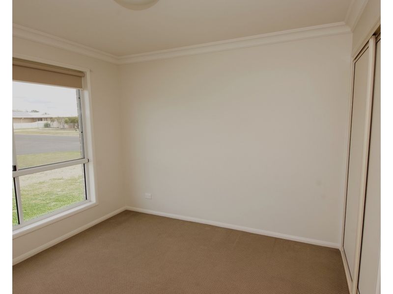 1/2 Debbie Court, Oakey QLD 4401
