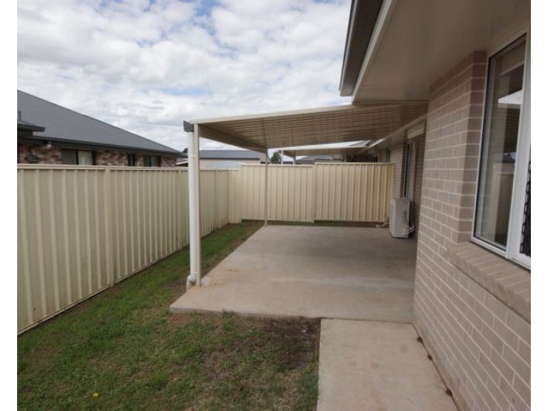 1/2 Debbie Court, Oakey QLD 4401