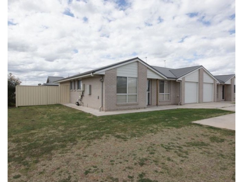 1/2 Debbie Court, Oakey QLD 4401