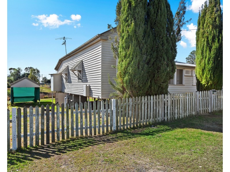12 Creek Street, Oakey QLD 4401