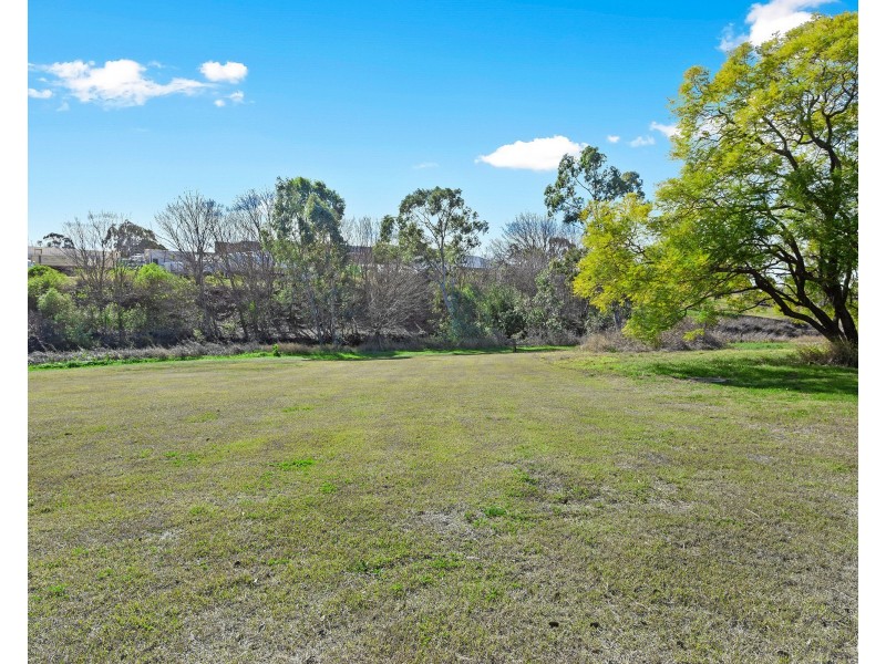 12 Creek Street, Oakey QLD 4401