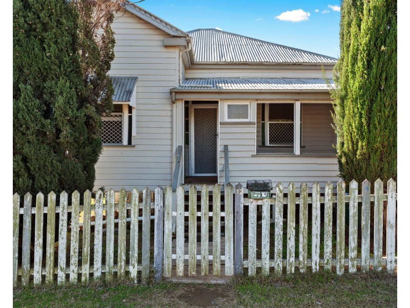 12 Creek Street, Oakey QLD 4401