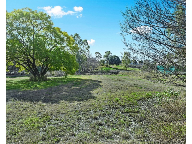 12 Creek Street, Oakey QLD 4401