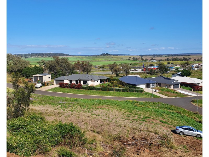 16 Mountain View Drive, Oakey QLD 4401