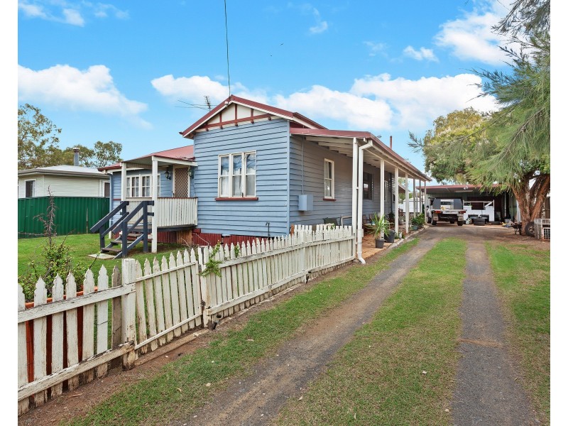 39 Donely Street, Oakey QLD 4401