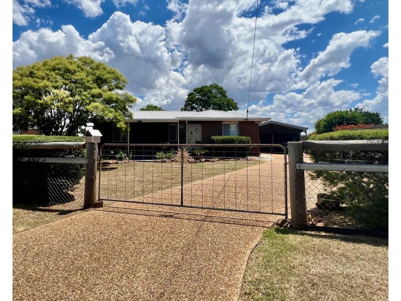 17 Hamlyn Road, Oakey QLD 4401