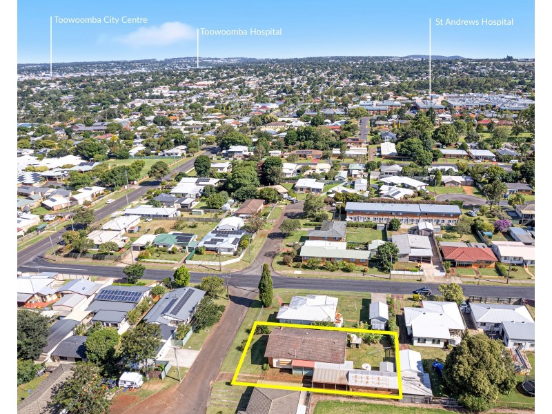 3 Whitefriars Street, Rockville QLD 4350