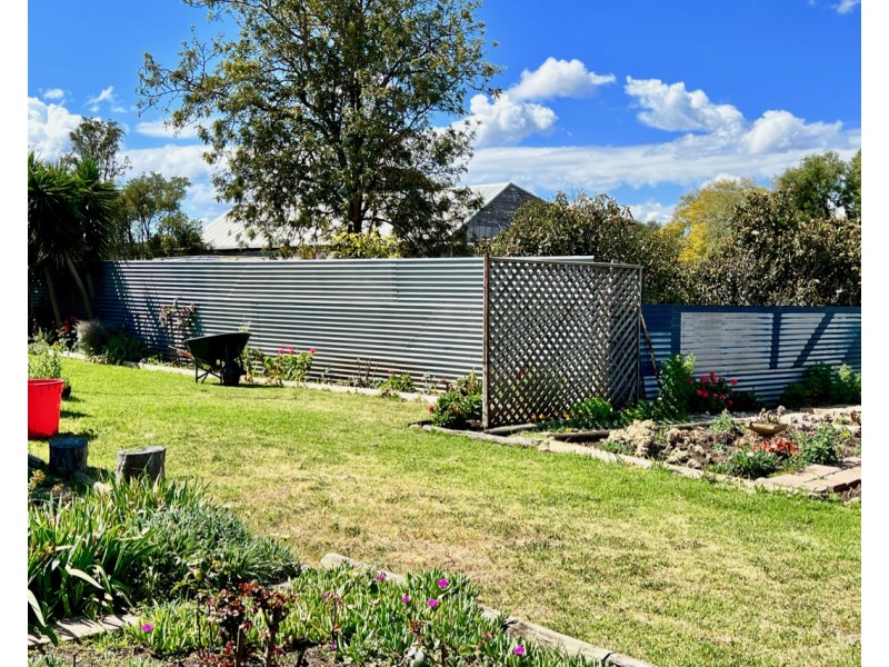 4 Station Street, Jondaryan QLD 4403