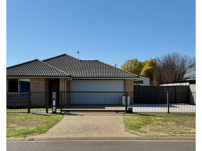 15 Murray Street, Oakey QLD 4401