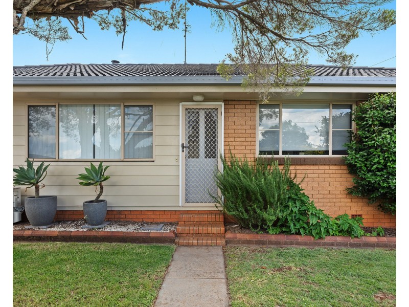 9 Hampton Street, Newtown QLD 4350