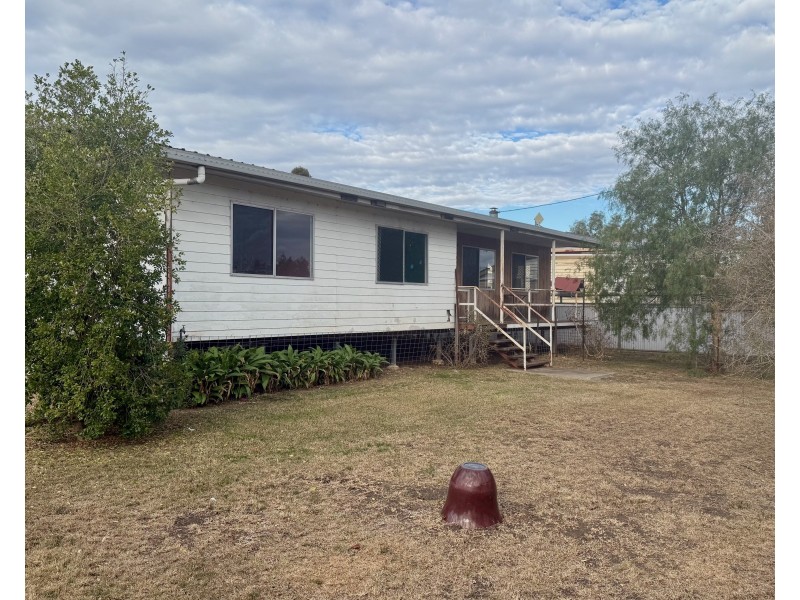 15 Earl Street, Jondaryan QLD 4403