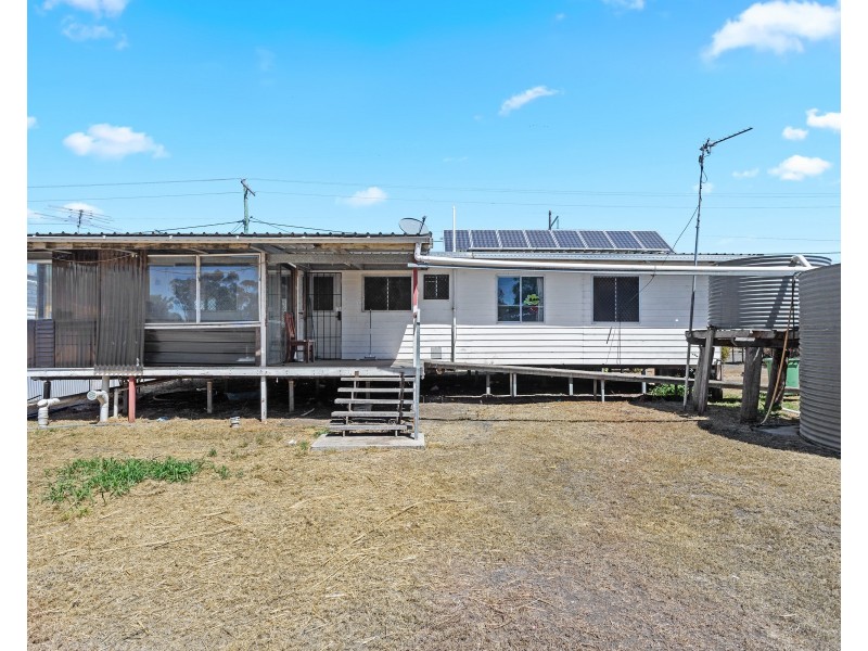 15 Earl Street, Jondaryan QLD 4403