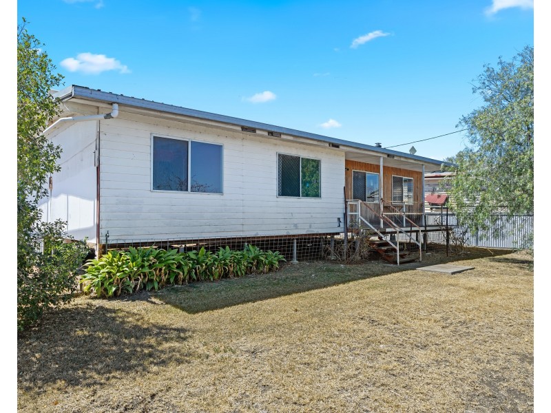 15 Earl Street, Jondaryan QLD 4403