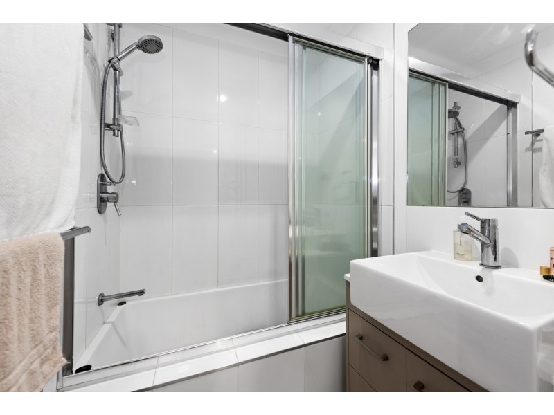 2/17 Pickwick Street, Cannon Hill QLD 4170