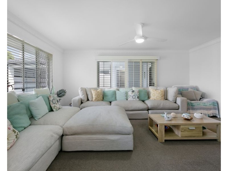 17 Constance Avenue, Mermaid Waters QLD 4218