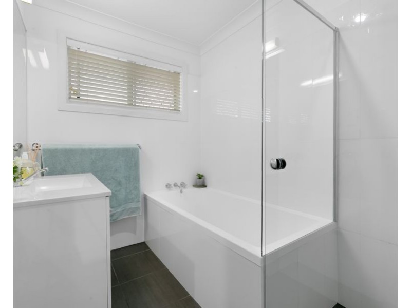 17 Constance Avenue, Mermaid Waters QLD 4218