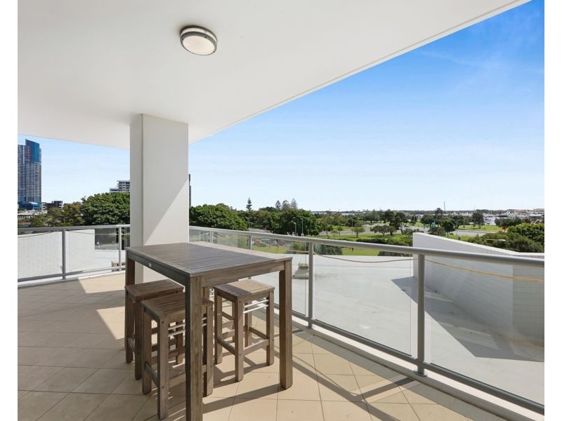 704 “The Shores” 1 Como Crescent, Southport QLD 4215