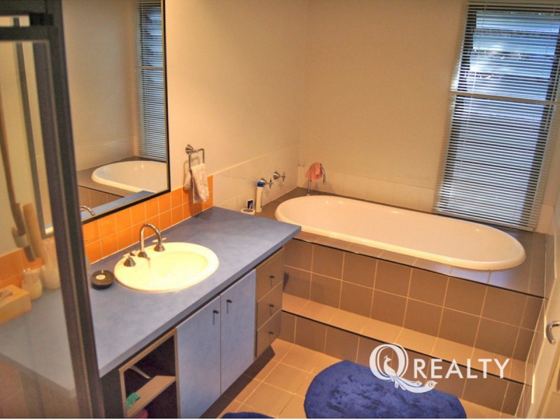 27 Amberelle Place, Chapel Hill QLD 4069