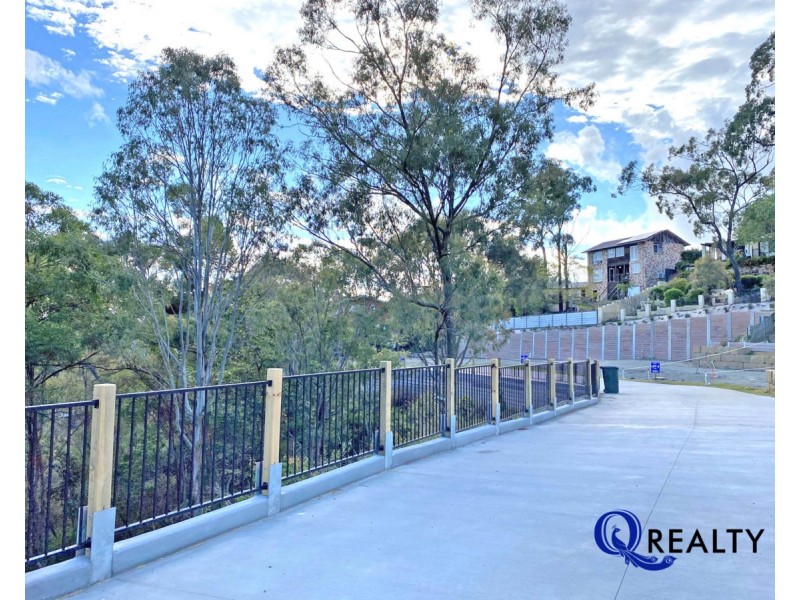 18 Hillside Crescent, Edens Landing QLD 4207