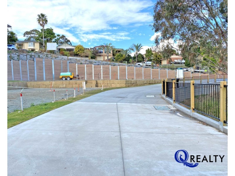 18 Hillside Crescent, Edens Landing QLD 4207