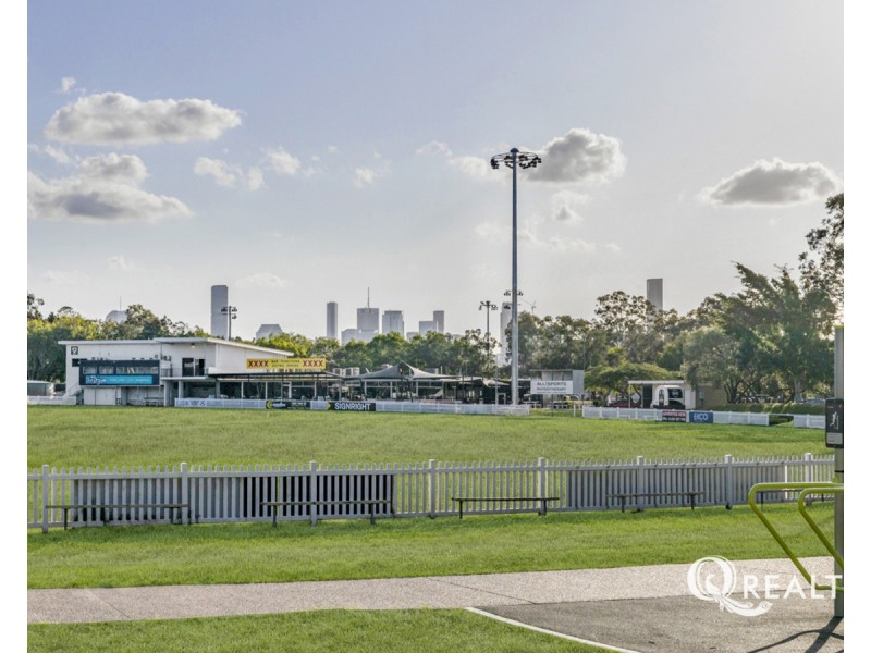 147 Riding Road, Hawthorne QLD 4171