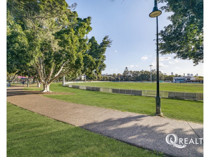 9/147-151 Riding Road, Hawthorne QLD 4171