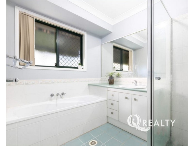 1 Hillview Drive, Hillcrest QLD 4118