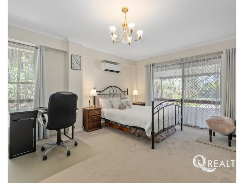 17 Silvertop Street, Hillcrest QLD 4118