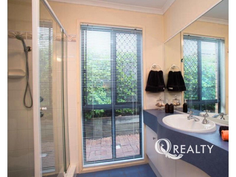 8 Janarde Place, Parkinson QLD 4115