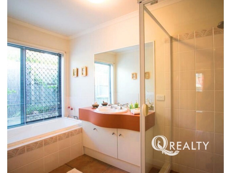 8 Janarde Place, Parkinson QLD 4115