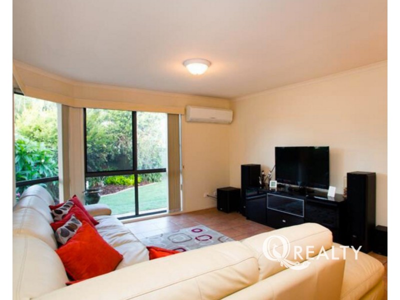 8 Janarde Place, Parkinson QLD 4115