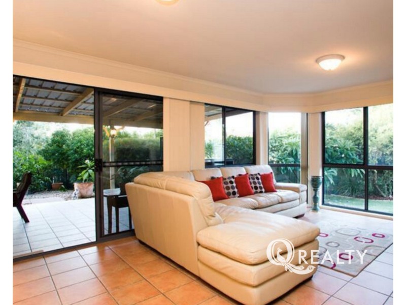 8 Janarde Place, Parkinson QLD 4115