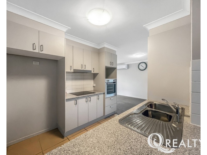2 Dily Street, Hillcrest QLD 4118