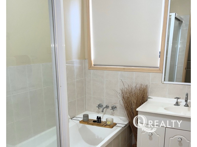 4 Links Avenue, Meadowbrook QLD 4131