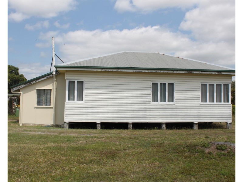 17 East Street, Sarina QLD 4737