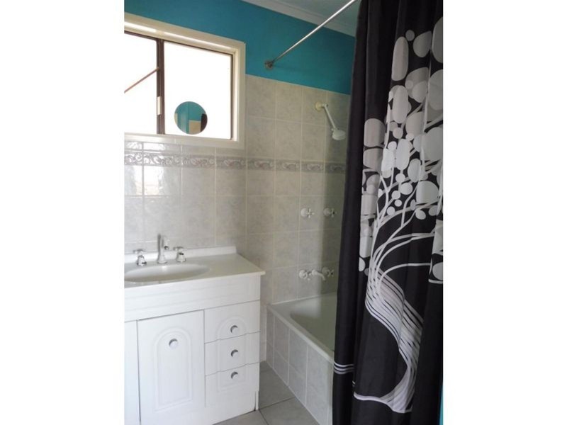 8 Alexandria Road, Alexandra QLD 4740