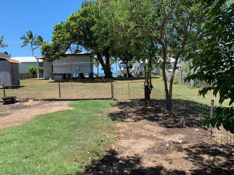 33 Evans Avenue, Seaforth QLD 4741