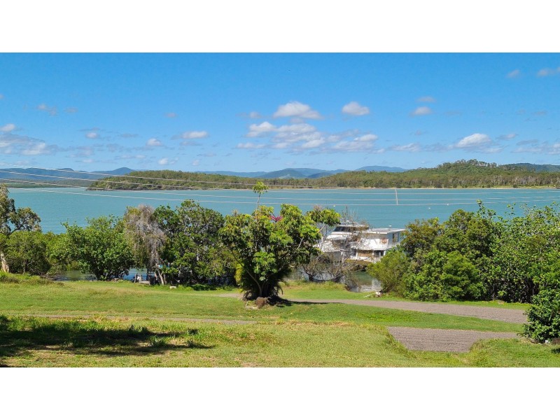4 Sunset Drive, Sarina Beach QLD 4737