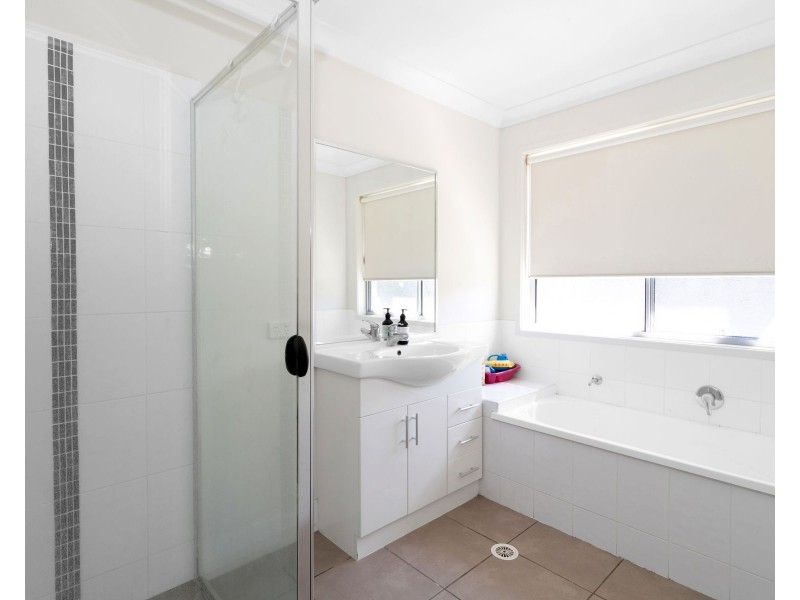 4 Montgomery street, Rural View QLD 4740