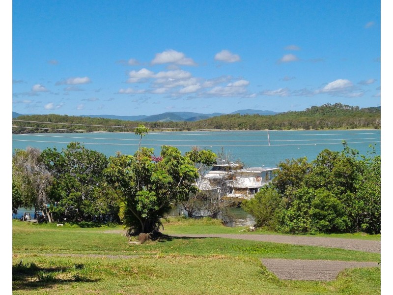 4 Sunset Drive, Sarina Beach QLD 4737