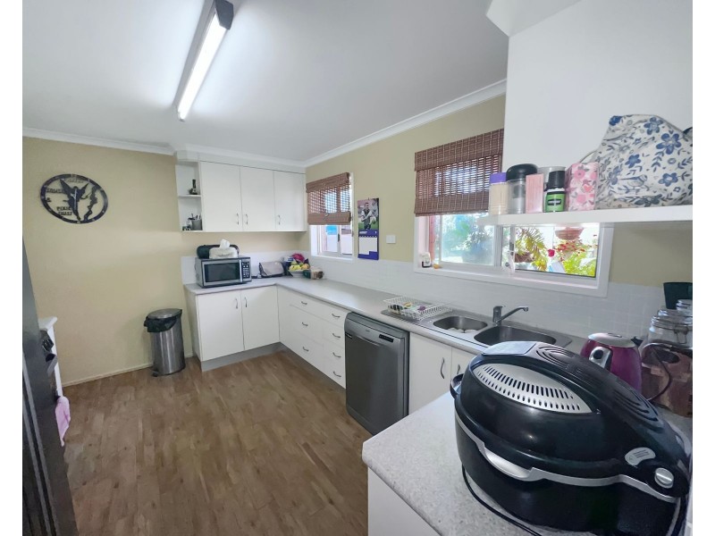 12 Churchill Avenue, Ooralea QLD 4740