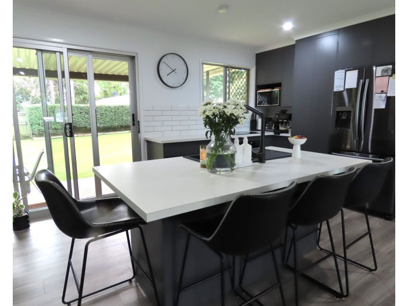 16 Holmes Drive, Beaconsfield QLD 4740