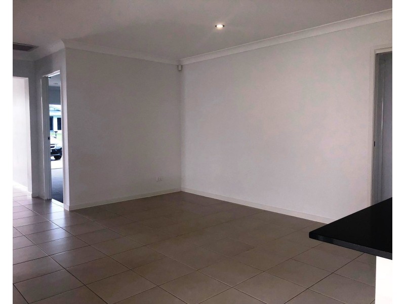 8 Dulcis Drive, Rural View QLD 4740