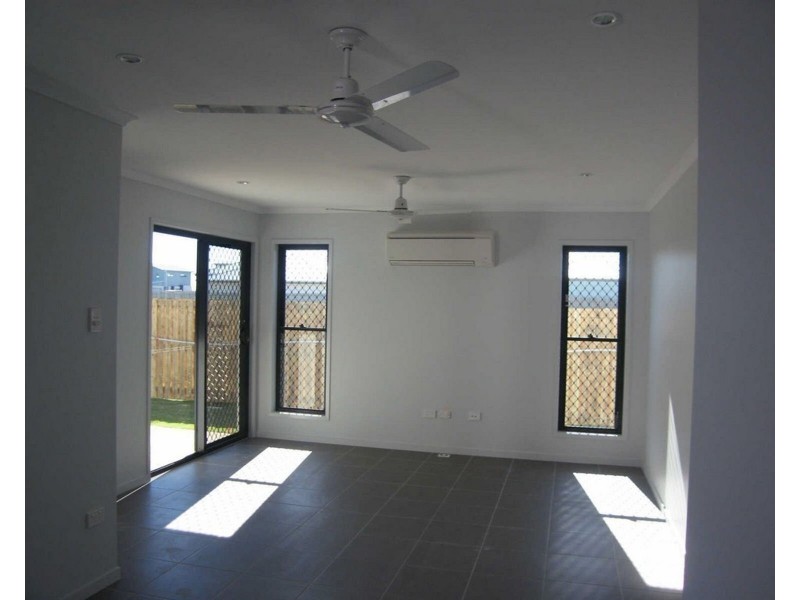 1/2 Makybe Diva Drive, Ooralea QLD 4740