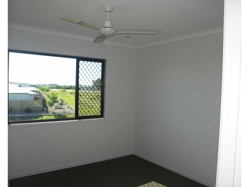 1/2 Makybe Diva Drive, Ooralea QLD 4740