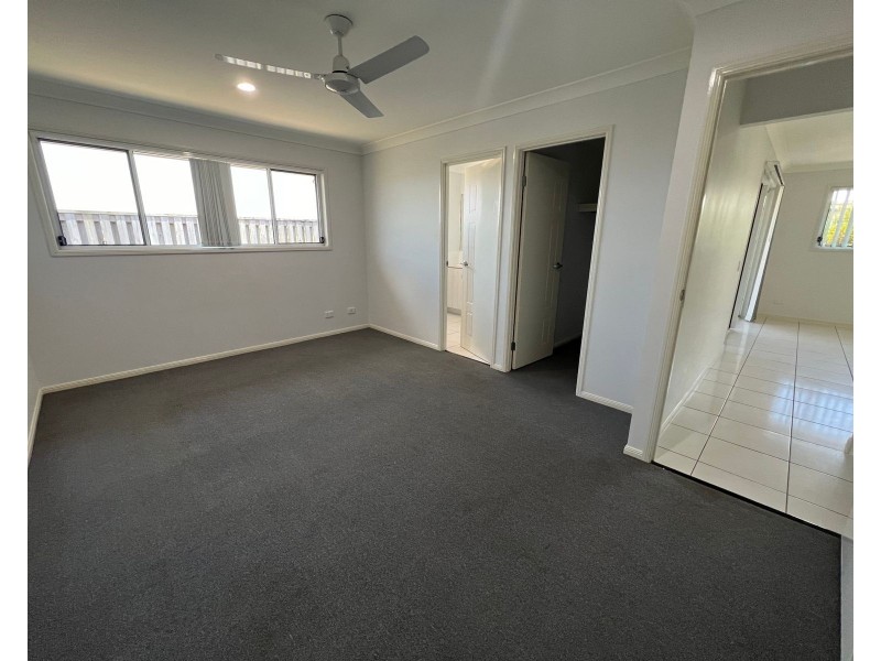 60 Commander Parade, Shoal Point QLD 4750